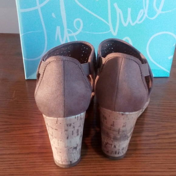 Life Stride Mic Suede Tan Wedges - Picture 4 of 6